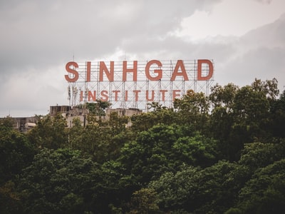 白天有红色和灰色的Singhad Institute标志